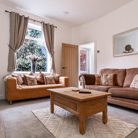 Railway Retreat Villa Wakefield Buitenkant foto
